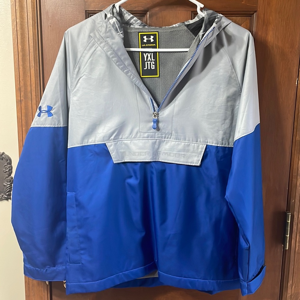 Under armour Storm youth jacket. Pull over. Smoke free. Youth XL